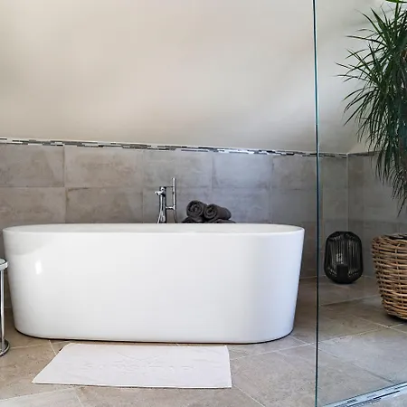 شقة Chris هالترن